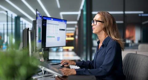 Data Engineer Reviews Pipeline Performance On Laptop For Smooth Operations. Stockfoto's
