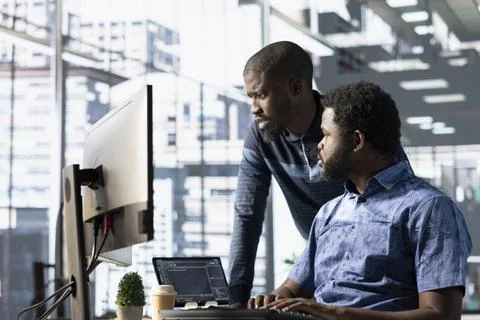 Data engineering IT staff members at PC desk doing machine learning Foto stock