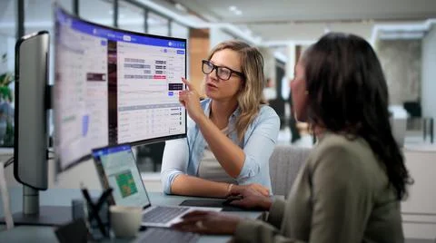 Data Engineers And Analysts Collaborate Closely To Automate Data Pipelines Ef 스톡 사진