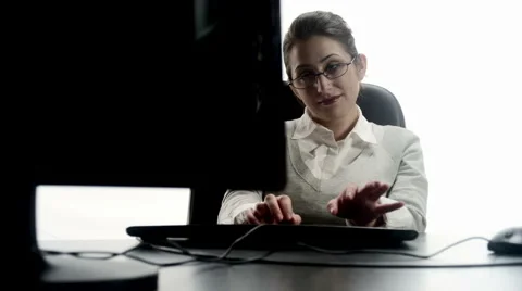 Data Entry Happy: Hispanic Female (4k 16:9 / 23.98) Vídeos de archivo 2450044