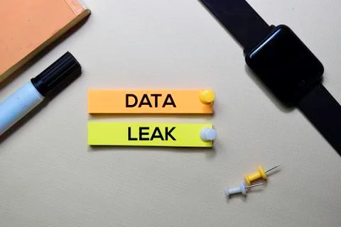 Data Leak text on sticky notes isolated on office desk Stockfoto's