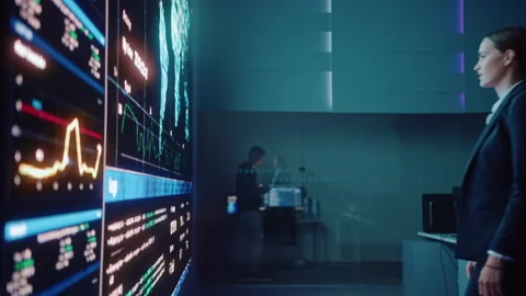 Data Scientist Looks at Global Map Chart on Big Display Vídeos de archivo 135971086