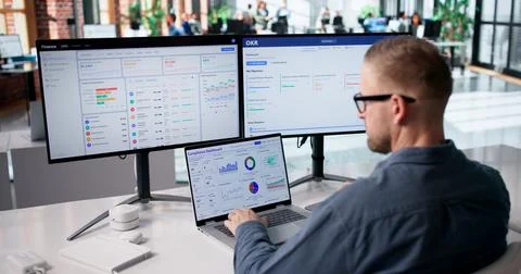 Data Security Specialist Overseeing Privacy Dashboard For Business Compliance 库存照片