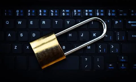 Data security systems computer with locked padlock on keyboard for protect cr Stockfoto's