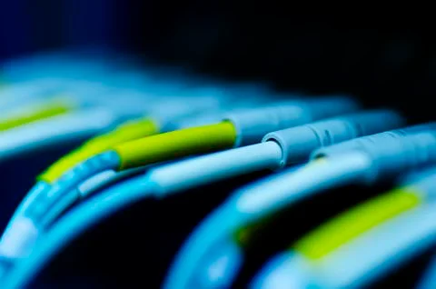 Data transfer by optical fibre on core network switch. selective focus shot Foto stock