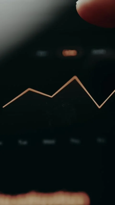 Data Visualization. Person switches between Bar, Line and Dot charts Stock Footage 331593911
