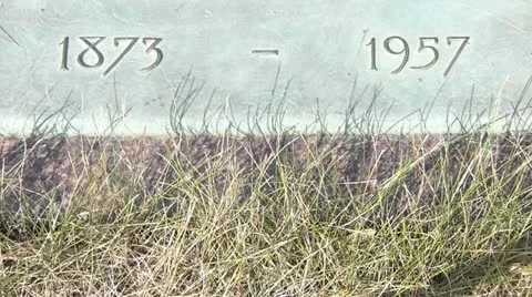 Date on Gravestone from Birth to Death Video stock 12577020