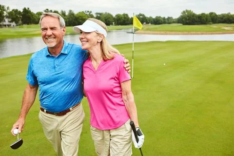 Date was a good date on the course. a mature couple out playing golf together. Fotos de archivo