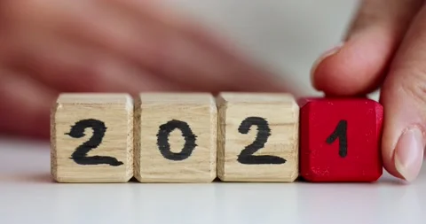Date on wooden cubes changes from 2021 to 2022 slow motion 4k movie Vídeos de archivo 165820618