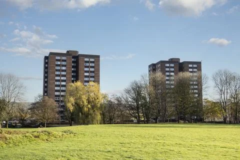 Dated high rise flates ajacent to Hanley park stoke on trent Foto stock