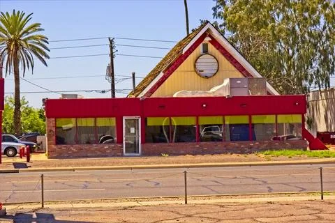 Dated Retro Cafe Closed For Business Foto stock