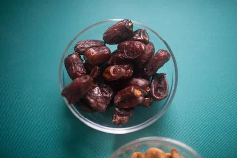 Dates in the Cup are on the table. Stock-Fotos