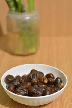 Dates fruit in bowl with soft background and indoor lighting 库存照片