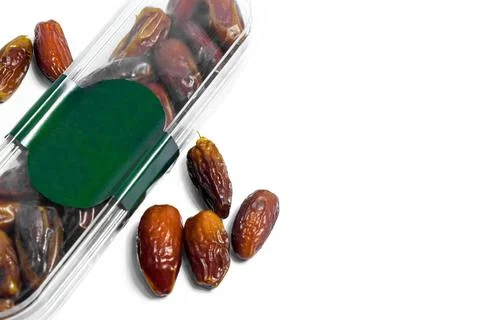 Dates fruit in plastick package with blank green label for product mockup Foto stock