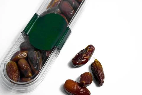 Dates fruit in plastick package with blank green label for product mockup Foto stock