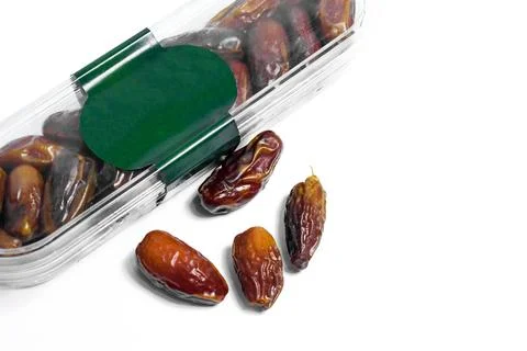 Dates fruit in plastick package with blank green label for product mockup Foto stock