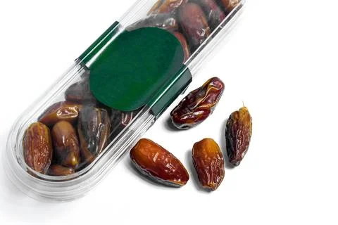 Dates fruit in plastick package with blank green label for product mockup Foto stock