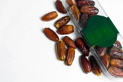 Dates fruit in plastick package with blank green label for product mockup Foto stock