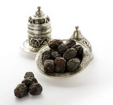 Dates Next to Arabic Coffee / Turkish Coffee - organic dates Fotos Stock