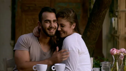 Dating couple smiling at camera while at coffee cafe. Vídeo Stock 199632965