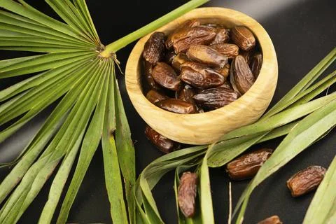 Datteln in einer Schale mit Palmenblatt Dates in a bowl with palm leaf BLW... 스톡 사진