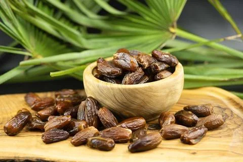 Datteln in einer Schale mit Palmenblatt Dates in a bowl with palm leaf BLW... 스톡 사진