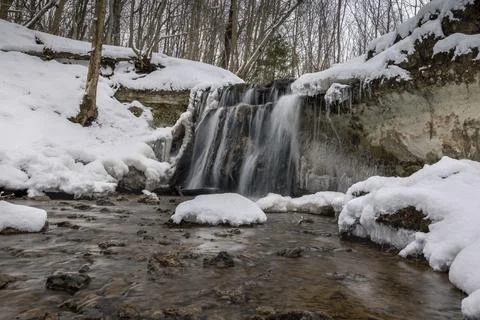Dauda waterfall in winter .Small waterfall in Gauja national park. Foto stock