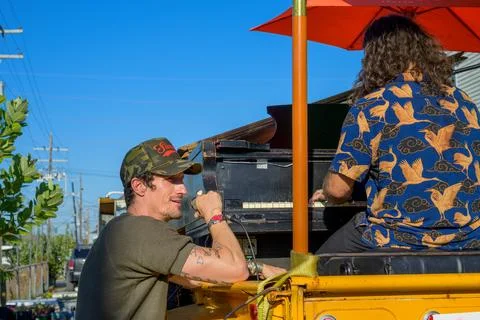 David Shaw, Front Man of the Revivalists Gives Impromptu Street Performance Stock-Fotos