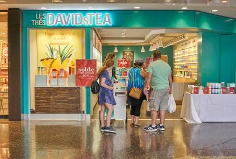 DavidsTea storefront with people. Stockfoto's