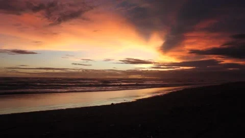 Dawn in a beach 库存影片 211397731