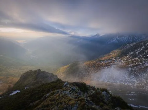 Dawn between mists and low clouds on the summit Foto stock