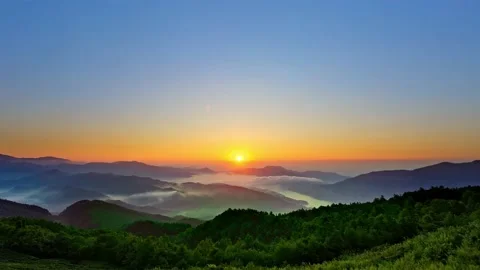 A dawn to day time-lapse of the sun rising over the mountains Stock Footage 161368171