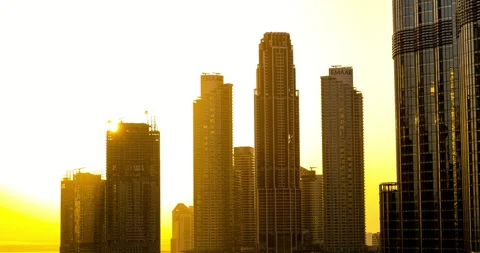 Dawn in Dubai. Time lapse of the sun rising through unfinished construction o Video stock 257048940