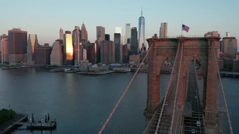 Dawn flying right view of Brooklyn Bridge and downtown NYC skyline Vidéo 138771728