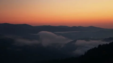 Dawn Mist in the Forested Mountains. Time Lapse Vidéo 106454834