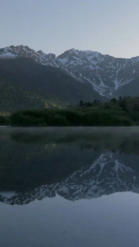 Dawn Mist Over Taisho Pond in Kamikochi Vertical Video 库存影片 345994880