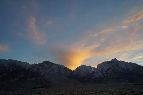  Dawn on mountain range with snow spots. Mount Whitney, California Foto stock