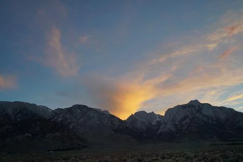  Dawn on mountain range with snow spots. Mount Whitney, California Foto stock