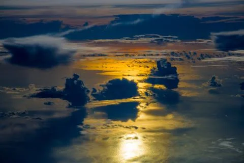 Dawn over the ocean in the clouds Foto stock