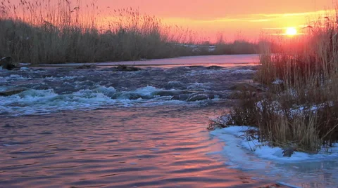 Dawn over Rushing winter river 스톡 동영상 60090797