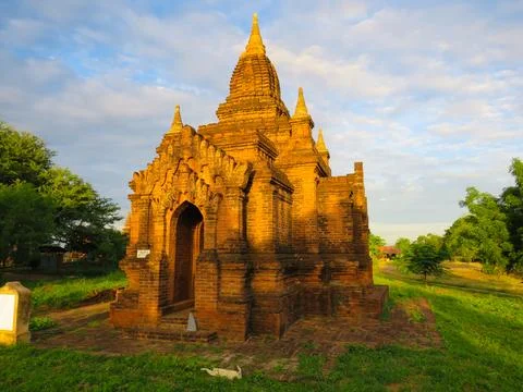 Dawn rays cast a soft light over a pagoda in Bagan, Myanmar Foto stock