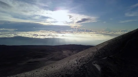Dawn sky over the summit of Mauna Kea landscape of Big Island of Hawaii, USA 스톡 동영상 88627982