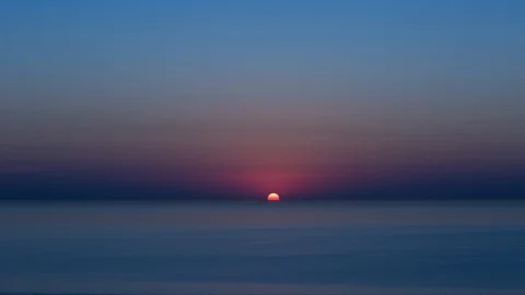 Dawn of the sun over the sea. Time lapse. Stockbeeldmateriaal 126120116