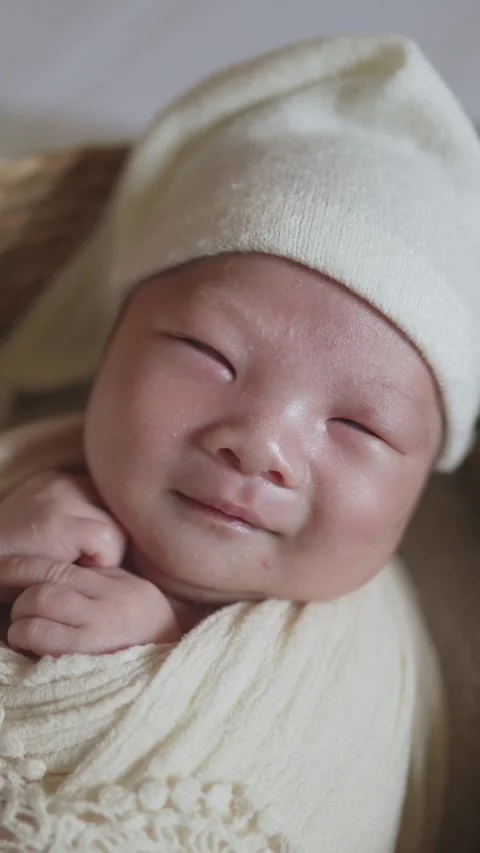 Day after birth Vertical video of a newborn smile that a Taiwanese baby Видео 273950052