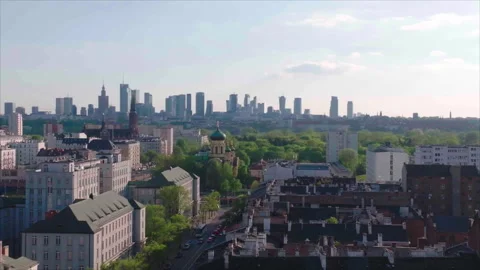 Day drone advancing toward St. Mary Magdalene Cathedral, Warsaw 스톡 동영상 339172801