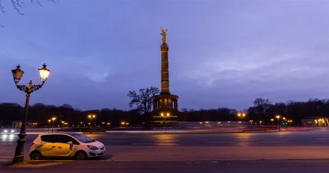 Day to night hyperlapse transition of victory column in Berlin, Germany 스톡 동영상 135882140