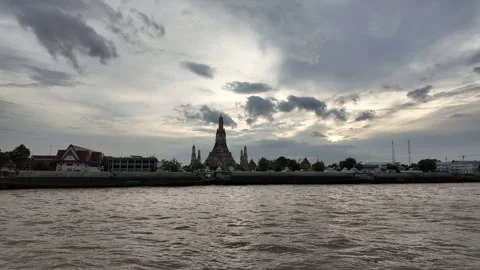 Day to night Motion time-lapse of boats ailing past Wat Arun Stock Footage 293466316