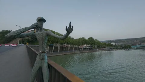 Day to night slider timelapse of Statue Photographer on Baratashvili Bridge 스톡 동영상 156410642