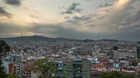 Day to night time lapse of Barcelonas beautiful cityscape Vídeos de archivo 60390823