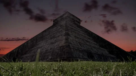 Day to night time lapse of chichen itza temple Stock Footage 63009829
